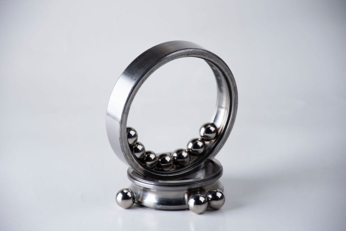 Ball bearing with inner and outer rings and steel balls